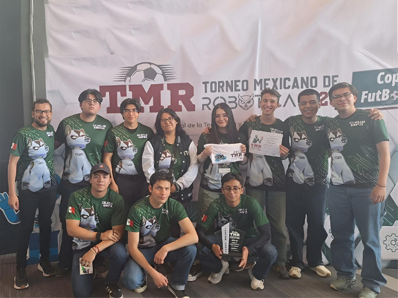Equipo de colmillos robotics con el trofeo al tercer lugar del torneo