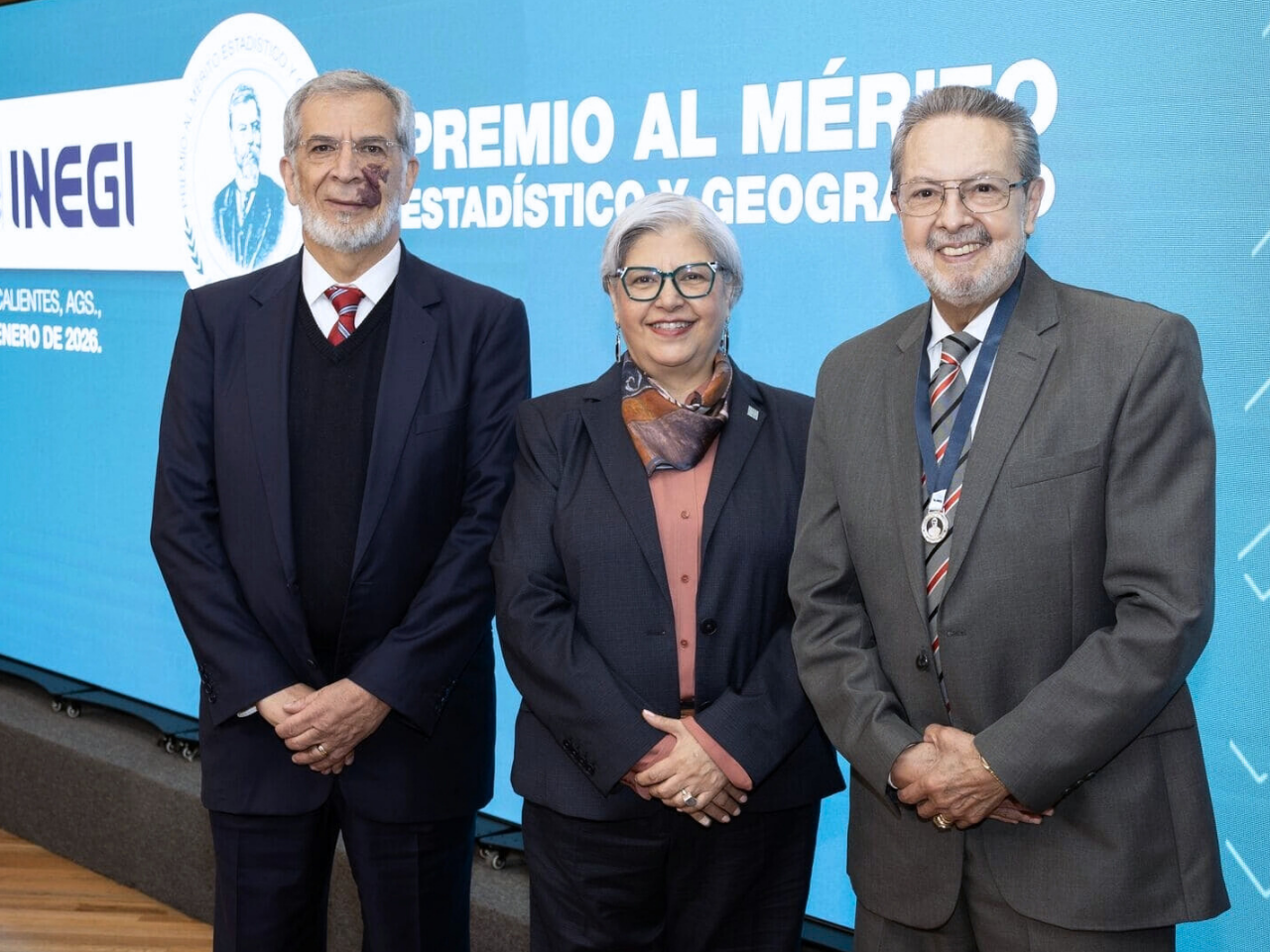 INEGI otorga el premio Antonio Penafiel al Dr Victor Manuel Guerrero