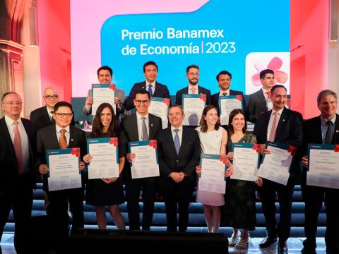 Estudiantes y egresados del ITAM reciben el Premio Banamex de Economía 2023